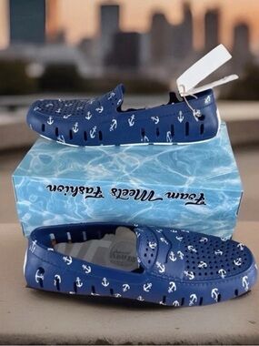 Floafers Women’s Size 8 Country Club Driver Loafers. Navy Anchor. New In Box.